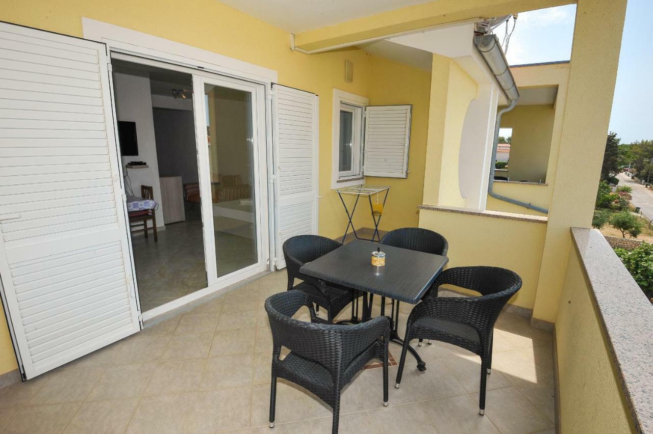 Apartmani Vrtlici Zdenka Stara Novalja Ngoại thất bức ảnh