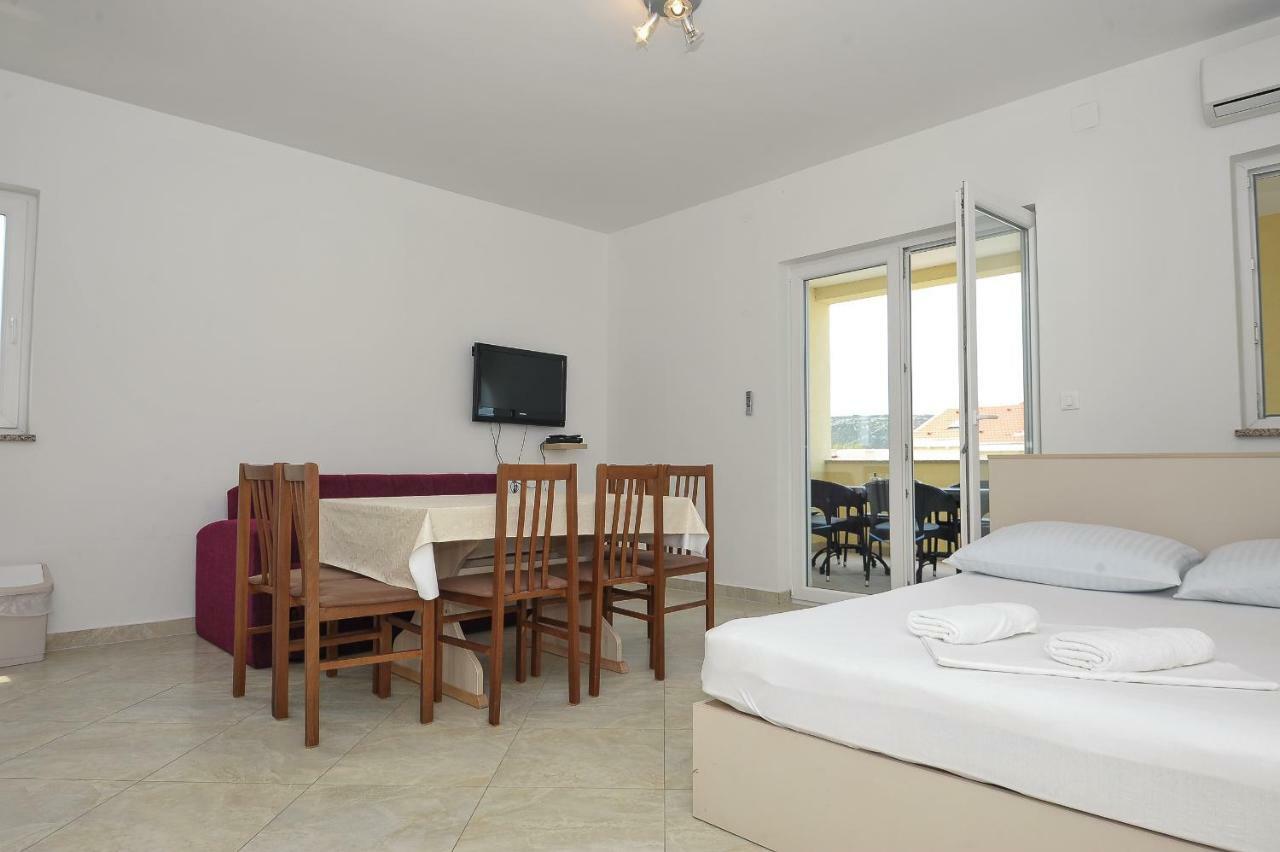 Apartmani Vrtlici Zdenka Stara Novalja Ngoại thất bức ảnh